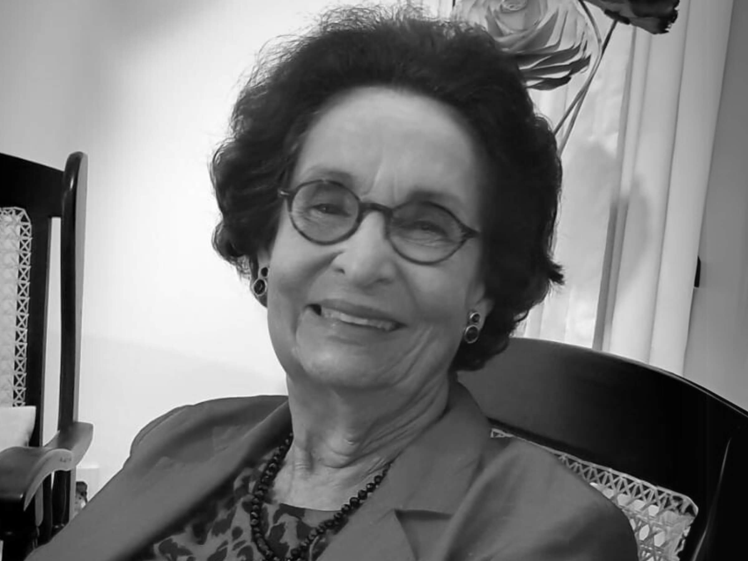Maria Zélia Rouquayrol sorrindo, em retrato em preto e branco do arquivo da família.